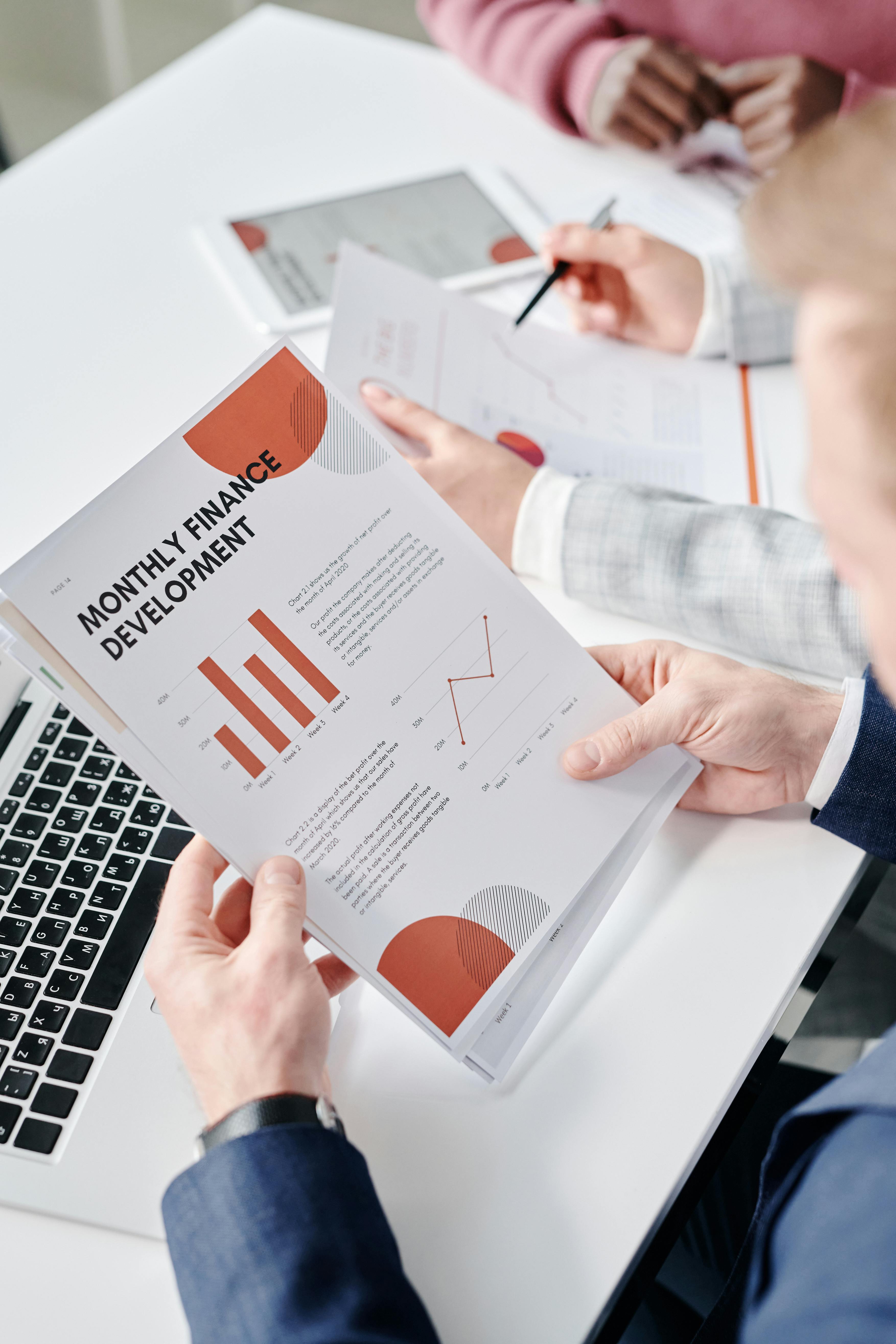 Empresários analisando números e relatórios financeiros